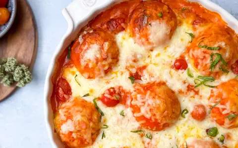 Ein köstlicher Tomate Mozzarella Auflauf mit geschmolzenem Käse und frischen Kräutern, bereit zum Genießen.