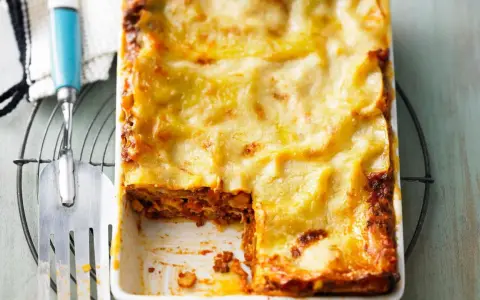 Ein frisch gebackenes Lasagne-Rezept, einfach und köstlich, mit goldbraun überbackener Käseschicht und herzhafter Füllung.