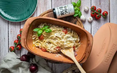 One Pot Pasta mit Feta, Tomaten und Basilikum, garniert mit mediterranen Kräutern. Ein einfaches und köstliches Gericht.