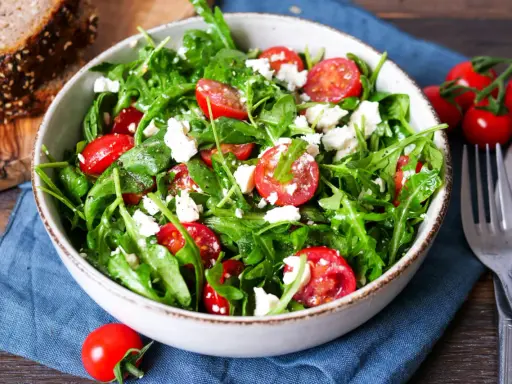 Frischer Rucola Salat mit Kirschtomaten und Feta. Ein leichter Genuss, perfekt zu Brot.