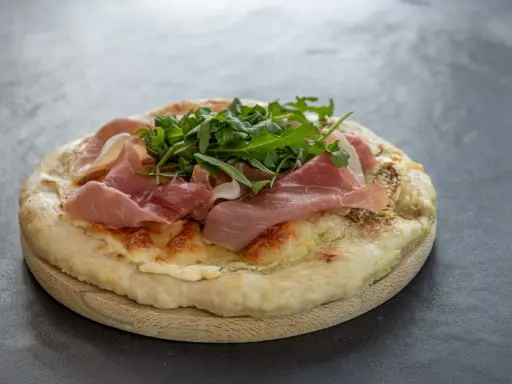 Fladenbrot mit Käse, Rucola und zartem **prosciutto schinken**.