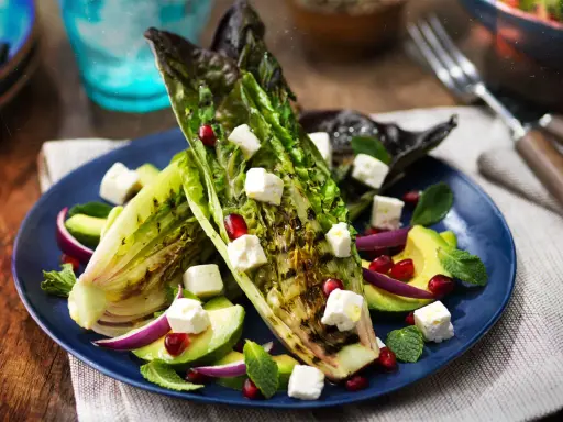 Gegrillter Romanasalat mit Avocado, Feta und Granatapfelkernen – ein köstliches Romanasalat Rezept.
