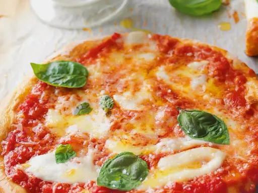 Eine köstliche, leichte Pizza Margherita mit frischem Basilikum und geschmolzenem Mozzarella.