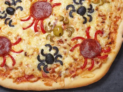 Gruselige Halloween-Pizza mit Spinnen aus Oliven und Salami, die über geschmolzenen Käse krabbeln.