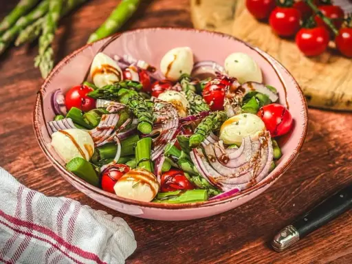 Frischer Spargelsalat mit Mozzarella, Tomaten und roten Zwiebeln, ein tolles Rezept für den Sommer.