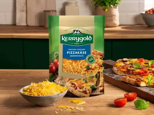 Kerrygold Pizzakäse, eine Mischung aus Emmentaler und anderen Käsesorten, liegt in einer Schüssel bereit für eine köstliche Pizza.