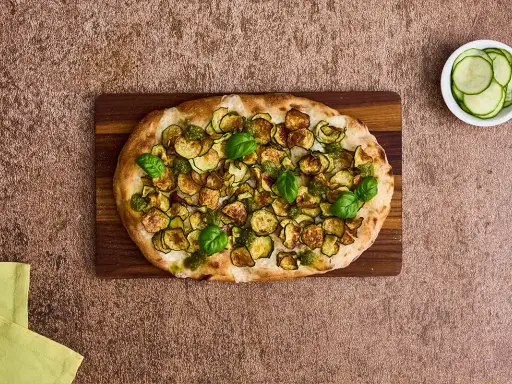 Pinsa mit Zucchini und Basilikum, ein kulinarisches Erbe, das an die Pinsa Herkunft erinnert.