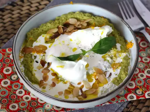 Cremige Burrata-Bowl mit grünem Püree, Mandelsplittern und Basilikum. Ein Genuss für Augen und Gaumen.