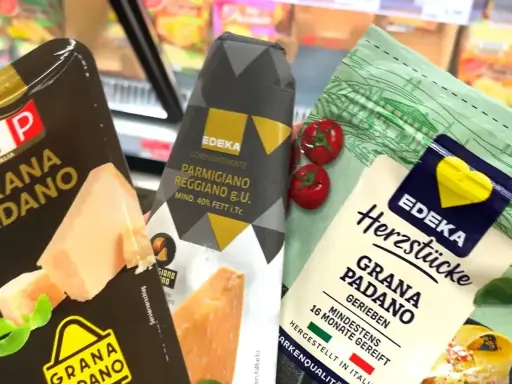 Drei Packungen Grana Padano und Parmigiano Reggiano liegen nebeneinander. Welcher Parmesan ist der beste? Die Auswahl ist groß!