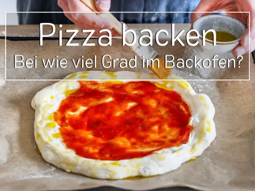 Pizza backen: Bei welcher Backofentemperatur gelingt sie perfekt? Ein roher Teig mit Tomatensauce und Olivenöl wartet auf den heißen Ofen.