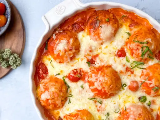 Ein köstlicher Tomate Mozzarella Auflauf mit geschmolzenem Käse und frischen Kräutern, bereit zum Genießen.