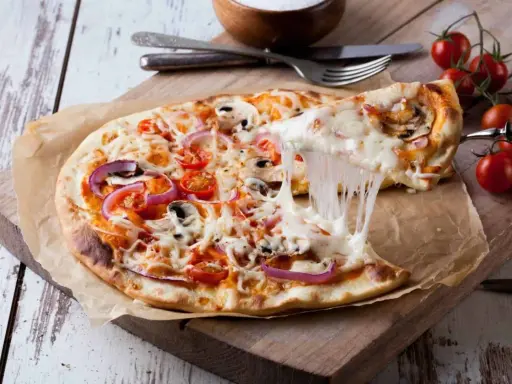 Perfekter Pizzateig Neapel, dank Thermomix! Eine dampfende Pizza mit geschmolzenem Käse, Tomaten und Pilzen wird serviert.