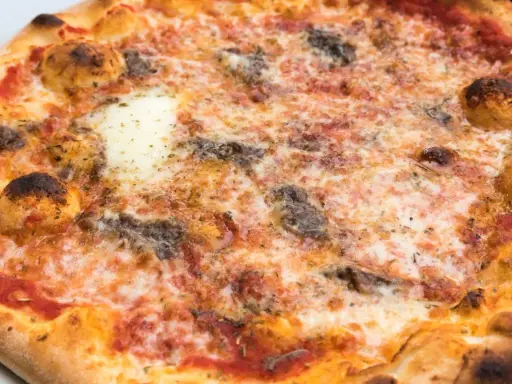 Eine knusprige Pizza Romana mit geschmolzenem Käse, Tomatensauce und dunklen, würzigen Belägen. Was ist drauf?