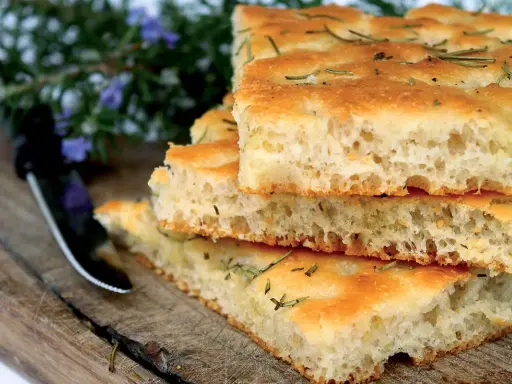 Stapel von knuspriger Focaccia mit Rosmarin, perfekt zum Belegen. Der Teig ist luftig und goldbraun gebacken.