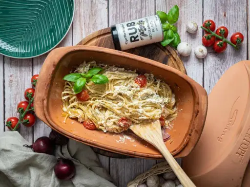 One Pot Pasta mit Feta, Tomaten und Basilikum, garniert mit mediterranen Kräutern. Ein einfaches und köstliches Gericht.