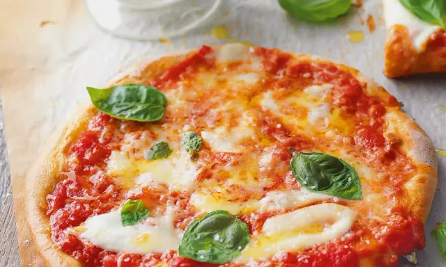 Eine köstliche, leichte Pizza Margherita mit frischem Basilikum und geschmolzenem Mozzarella.