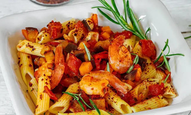 Herzhafte Penne mit saftigen Garnelen, mediterranem Gemüse und frischem Rosmarin. Ein Genuss für alle Sinne!
