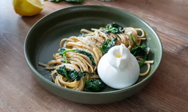 Pasta al limone mit Spinat und cremiger Burrata. Ein Hauch Zitrone und frischer Spinat treffen auf zarte Pasta und eine Kugel Burrata.
