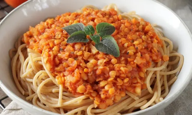 Herzhafte Linsen Bolognese auf Spaghetti, garniert mit frischen Kräutern. Ein köstliches, vegetarisches Gericht.