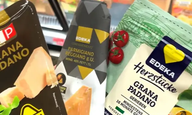 Drei Packungen Grana Padano und Parmigiano Reggiano liegen nebeneinander. Welcher Parmesan ist der beste? Die Auswahl ist groß!