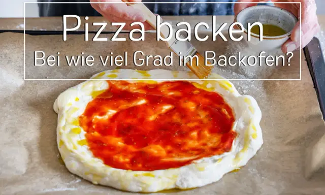 Pizza backen: Bei welcher Backofentemperatur gelingt sie perfekt? Ein roher Teig mit Tomatensauce und Olivenöl wartet auf den heißen Ofen.