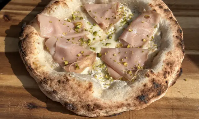 Neapolitanische Pizza selber machen: Ein Genuss mit Mortadella, Pistazien und cremiger Käseschicht.