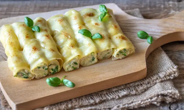 Gebackene Cannelloni mit einer cremigen Füllung und frischem Basilikum, ein köstliches Cannelloni Rezept.