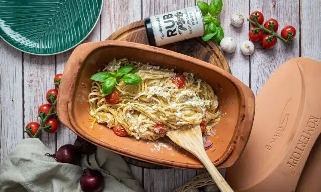 One Pot Pasta mit Feta, Tomaten und Basilikum, garniert mit mediterranen Kräutern. Ein einfaches und köstliches Gericht.