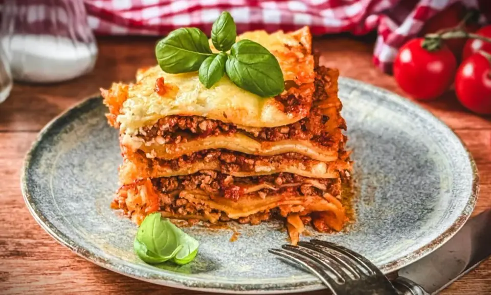 Ein köstliches Stück Lasagne, perfekt geschichtet und mit frischem Basilikum garniert. Dieses Lasagne Rezept ist ein Genuss!