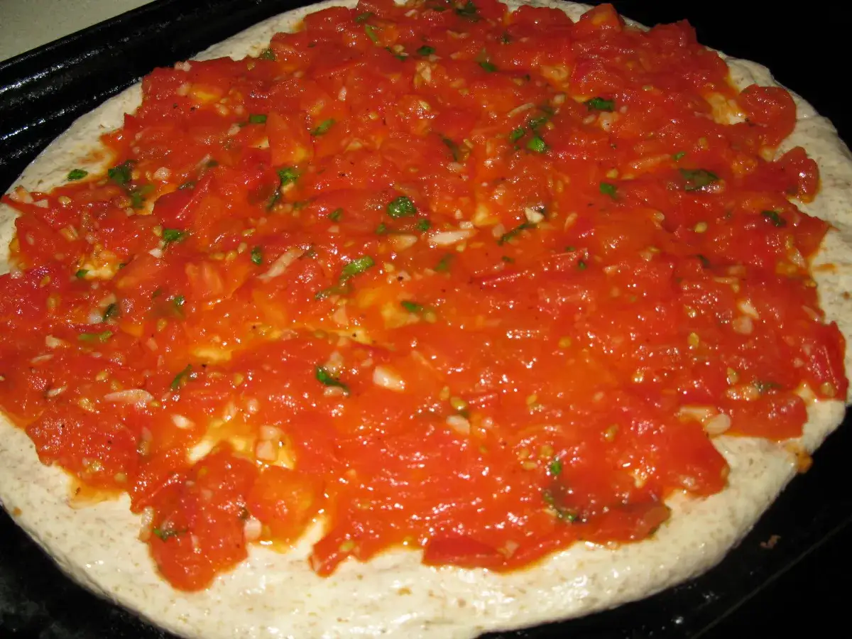 Frische, st&uuml;ckige Tomaten bedecken den Teig &ndash; die Basis f&uuml;r eine authentische, original italienische pizzasauce.