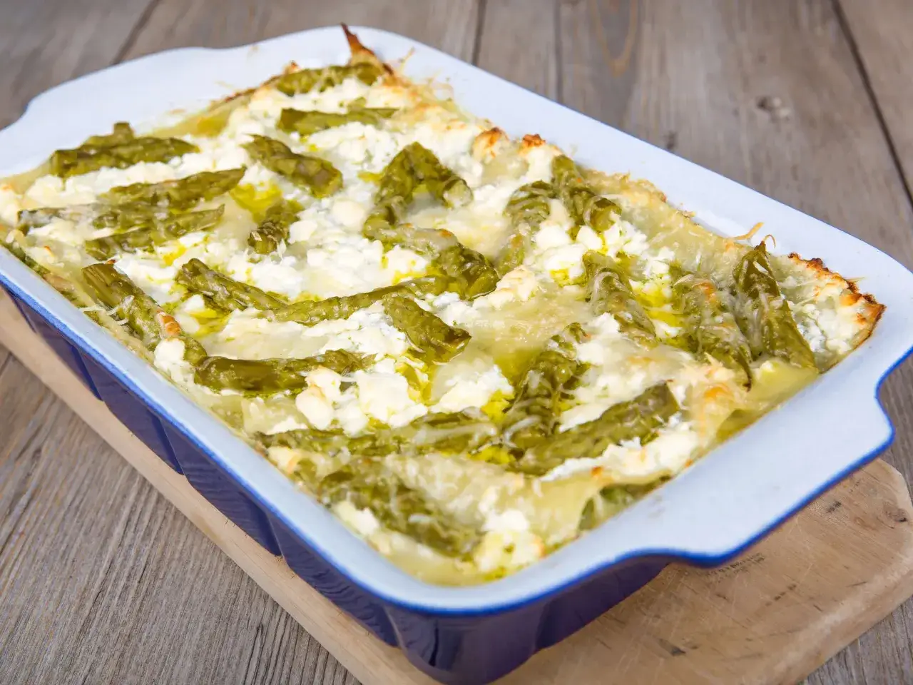 Eine köstliche Spargel Lasagne mit viel Käse und grünem Spargel, frisch aus dem Ofen.