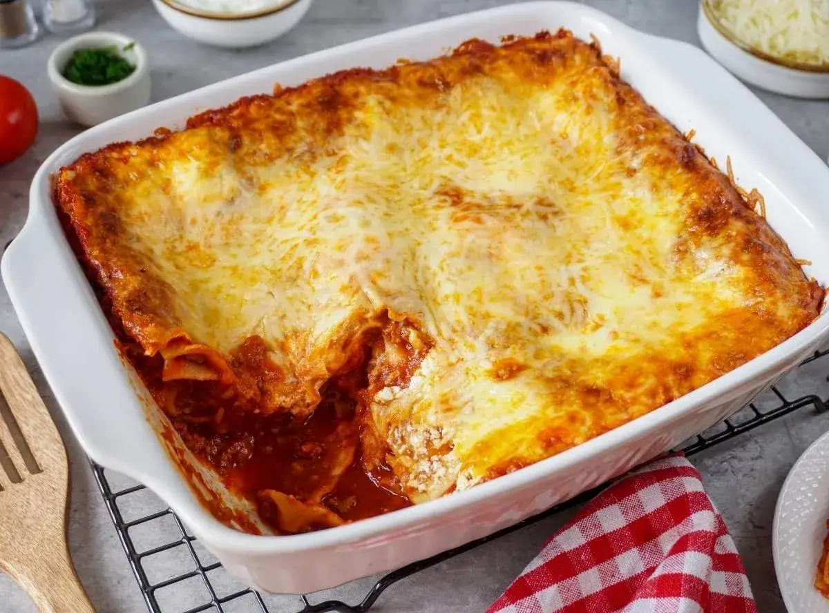 Herzhaftes Lasagne Rezept mit Hackfleisch, überbacken mit goldbraunem Käse. Ein Klassiker, der immer schmeckt!