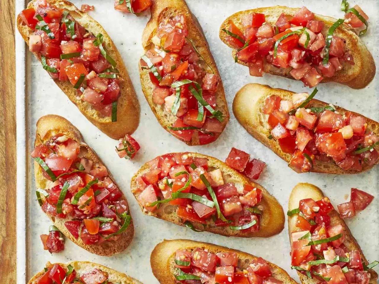 Knusprige Scheiben Baguette, belegt mit frischen Tomatenw&uuml;rfeln, Basilikum und einem Hauch Balsamico. Bruschetta mit Balsamico &ndash; ein Genuss!
