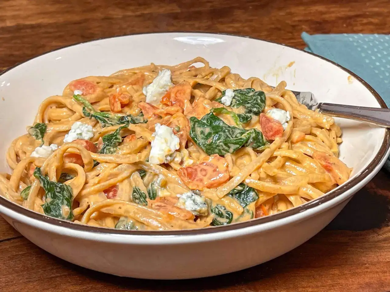 Pasta mit cremiger spinat gorgonzola sauce, Tomatenst&uuml;cken und zerbr&ouml;seltem Gorgonzola.