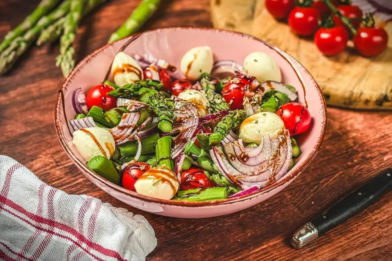 Frischer Spargelsalat mit Mozzarella, Tomaten und roten Zwiebeln, ein k&ouml;stliches Spargelsalat Rezept.