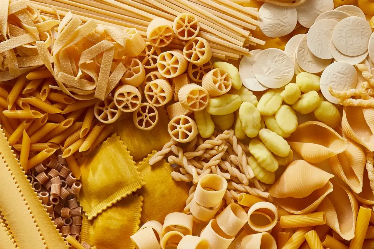 Vielfalt an kleinen Nudeln: Penne, Ravioli, Gnocchi, Muschelnudeln und mehr.