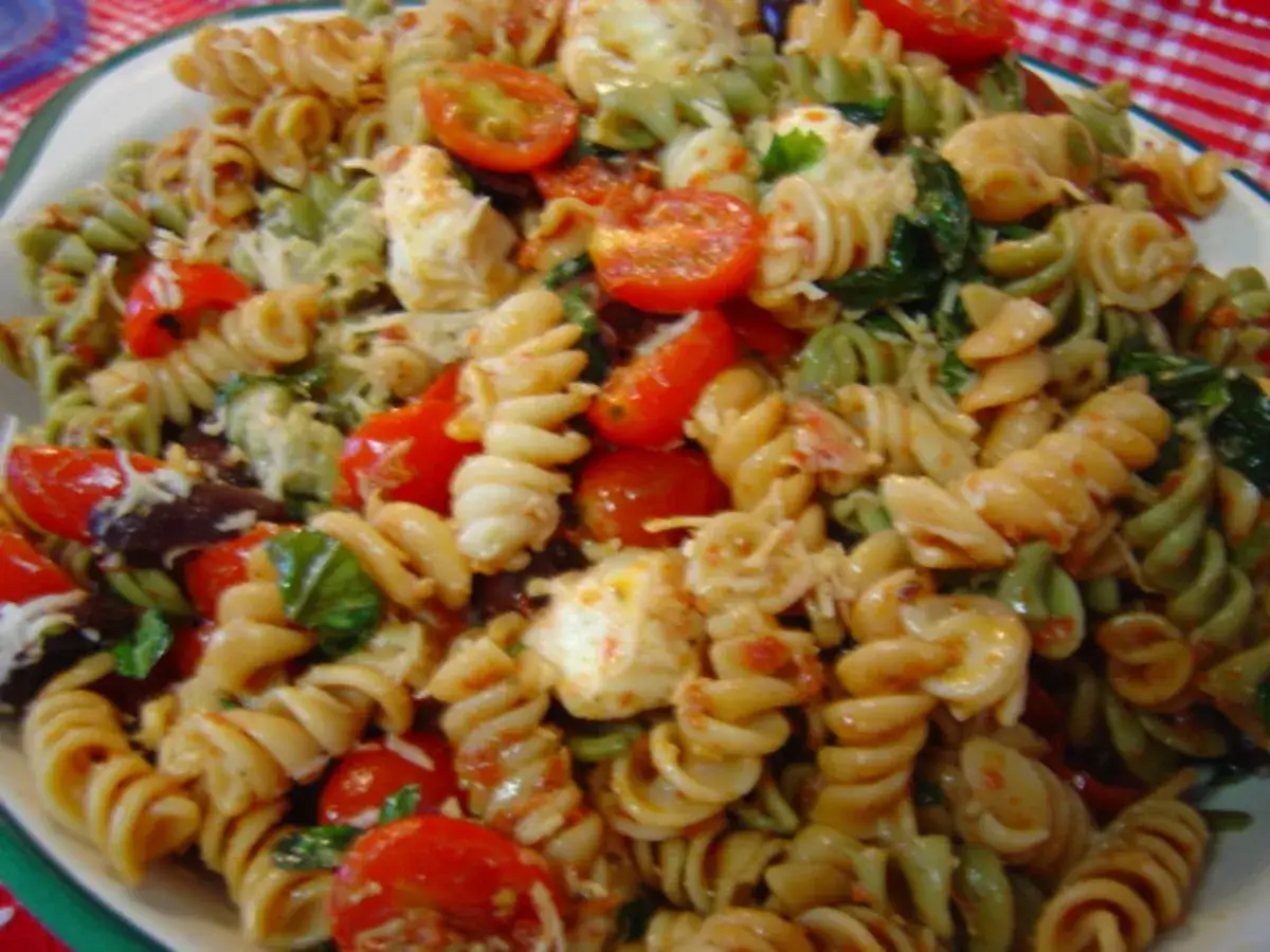 Bunter Nudelsalat mit Fusilli, Kirschtomaten, Mozzarella und getrockneten Tomaten.