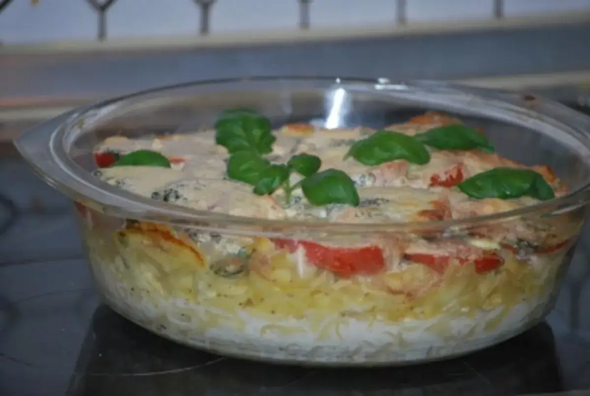 Ein köstlicher Tomate Mozzarella Auflauf mit frischem Basilikum, frisch aus dem Ofen.