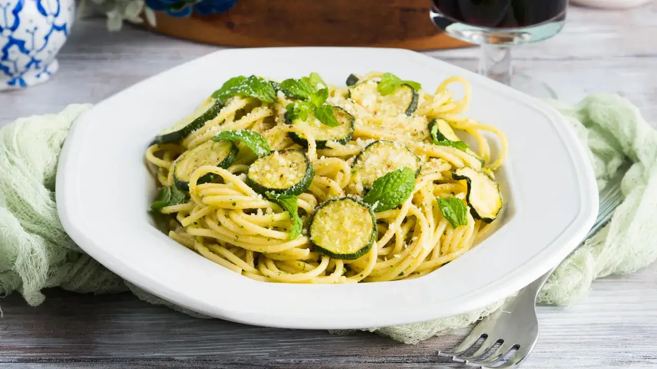 Spaghetti alla Nerano mit Zucchini und Minze, garniert mit Parmesan. Ein k&ouml;stliches Gericht, das an die italienische K&uuml;ste erinnert.