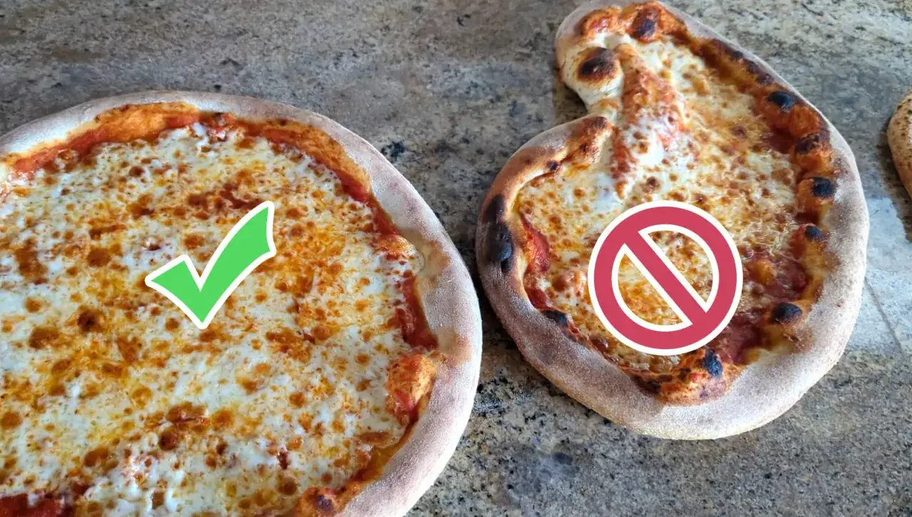 Zwei Pizzen, eine perfekt, die andere mit angeklebtem pizzateig am schieber. Ein grüner Haken und ein rotes Verbotsschild zeigen den Unterschied.