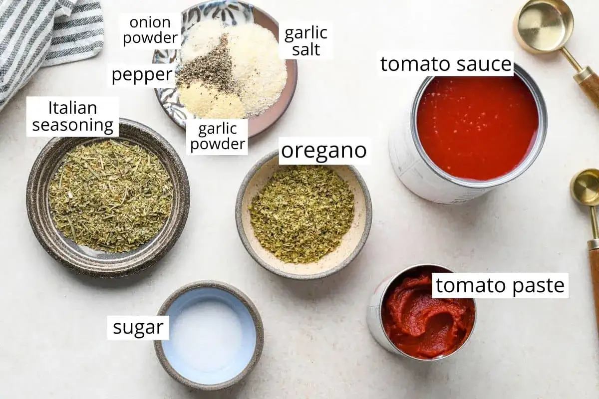 Zutaten für Mutti Pizza Sauce Rezept: Tomatensauce, Tomatenmark, Oregano, italienische Gewürze, Knoblauchpulver, Zwiebelpulver, Salz, Pfeffer und Zucker.