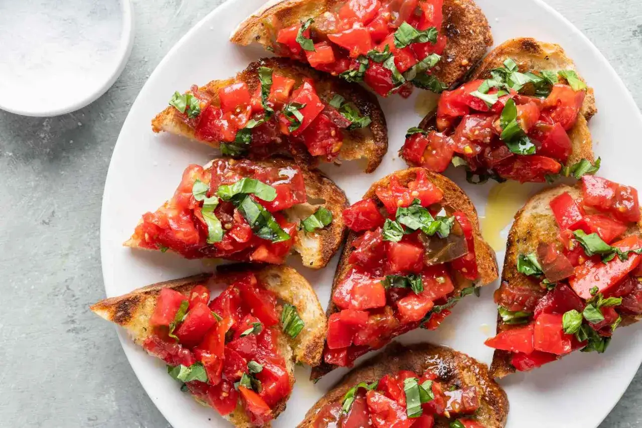 Frische Bruschetta mit Tomaten und Basilikum, die klassischen Bruschetta Zutaten, auf geröstetem Brot.