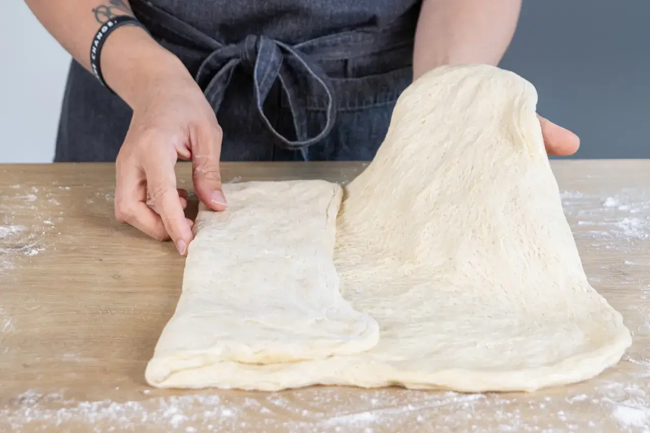 H&auml;nde falten Teig f&uuml;r Ciabatta. So gelingt Ciabatta selber backen leicht.