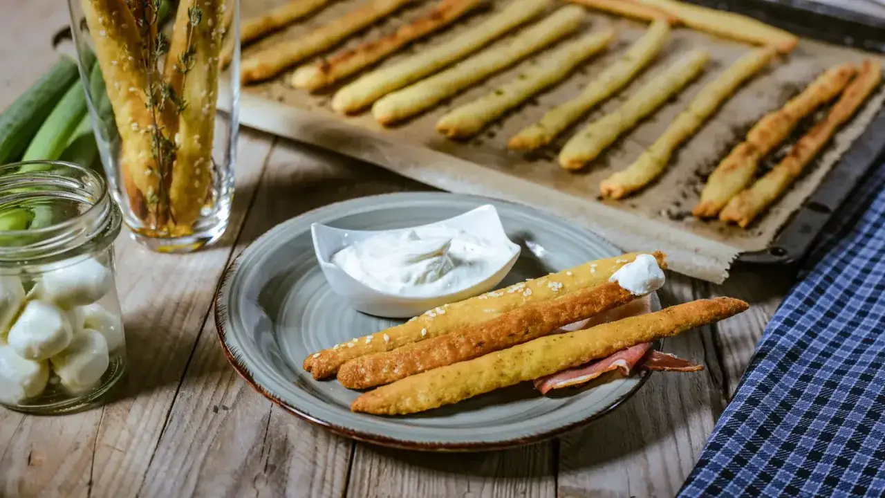 Goldbraune Grissini, frisch aus dem Ofen, mit Dip und Mozzarella. Ein einfaches Grissini Rezept f&uuml;r Genie&szlig;er.