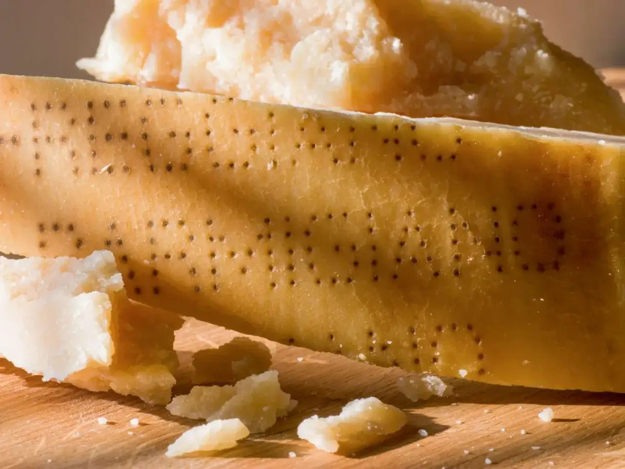 Nahaufnahme von Parmesan, verschiedene parmesan sorten mit gepunkteter Rinde.