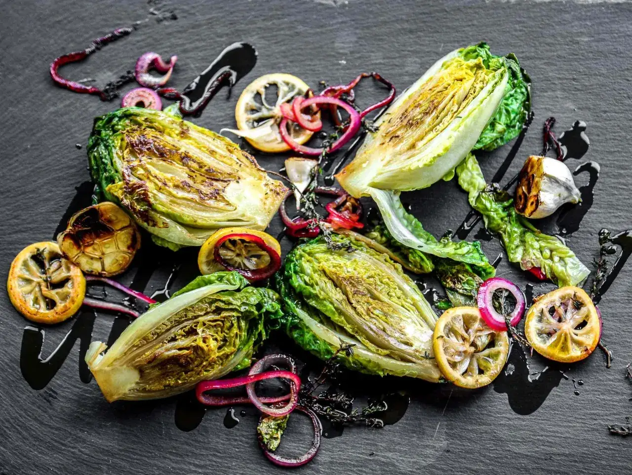 Gegrillter Romanasalat mit Zitronenspalten, roten Zwiebeln und Knoblauch &ndash; ein einfaches, aber k&ouml;stliches Romanasalat Rezept.