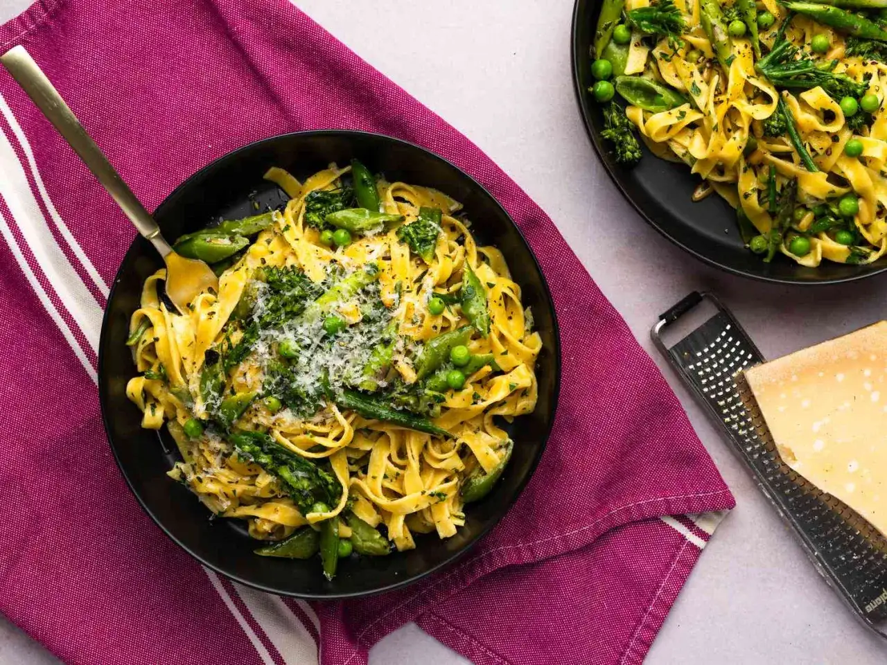 Frische Pasta Primavera mit Spargel, Erbsen und Brokkoli, bestreut mit Parmesan. Ein k&ouml;stliches Fr&uuml;hlingsgericht.