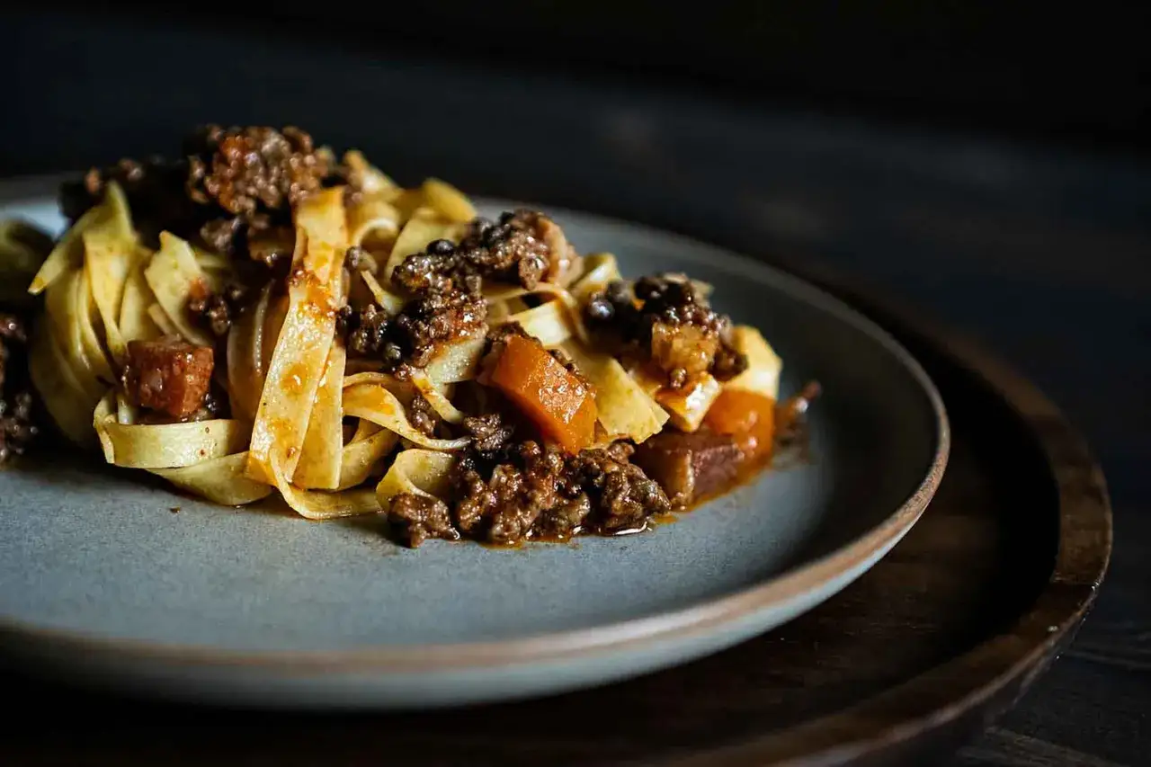 Tagliatelle mit herzhafter Bolognese-Sauce und Gemüsestücken. Ein köstliches bolognese rezept, das zum Genießen einlädt.