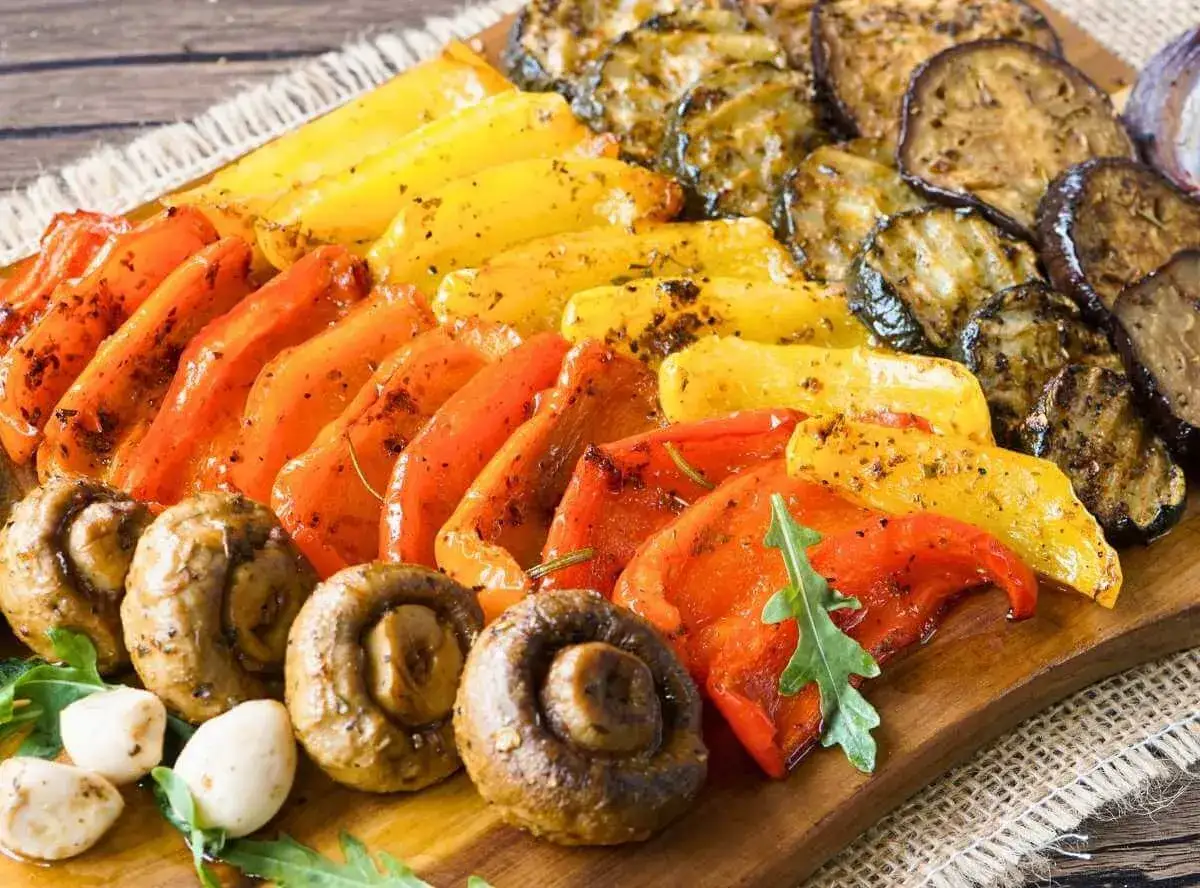 Bunte gegrillte Paprika, Auberginenscheiben und Champignons – tolle Vorspeisen Ideen für jeden Anlass.