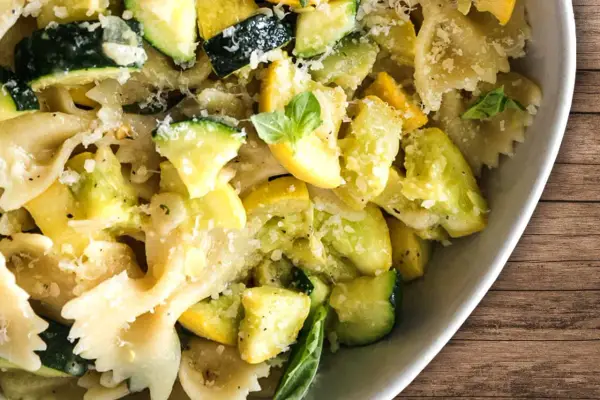 Farfalle-Nudeln mit Zucchini und Parmesan, ein einfaches Gericht, das zeigt, wie vielseitig Zucchini-Rezepte sein können.